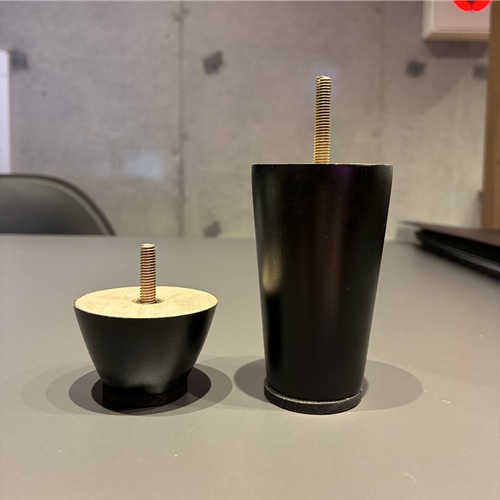 2種類の木製フットを付属。